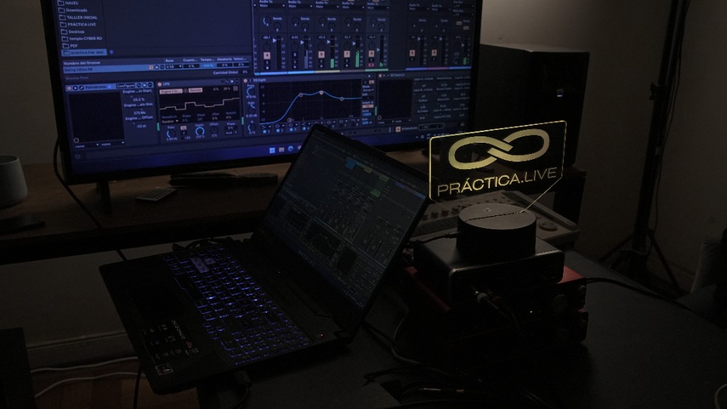 Sala de PRÁCTICA.LIVE: Ableton abierto, el logo encendido.